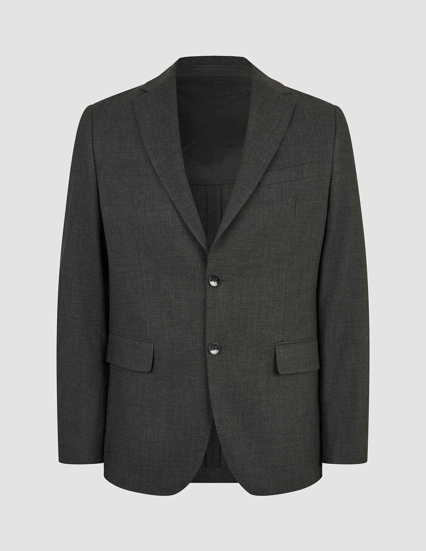 Motion Blazer Regular Pepper Grey: skreddersydd mørkegrå blazer med to knapper og skrå krage, laget av et pustende materiale.